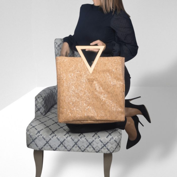 ΠΑΡΟΣ Χειροποίητη τσάντα χειρός από φελλό και ξύλινη λαβή Ανυφαντού Anifantou