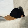 Χειροποίητο unisex μαύρο βαμβακερό καπέλο τζόκεϊ με γείσο από φυσικό φελλό Ανυφαντού.