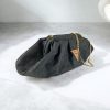 Χειροποίητη γυναικεία τσάντα ώμου πουγκί Bucket Bag από μαύρο φελλό με χρυσή αλυσίδα anifantou