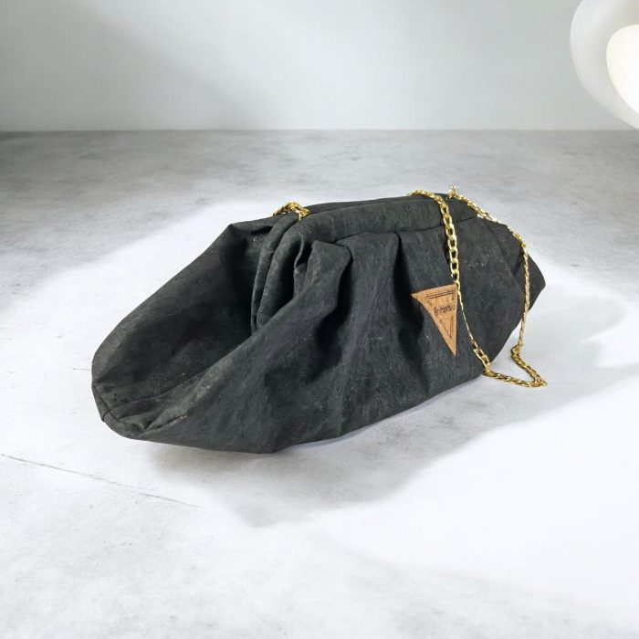 Χειροποίητη γυναικεία τσάντα ώμου πουγκί Bucket Bag από μαύρο φελλό με χρυσή αλυσίδα anifantou