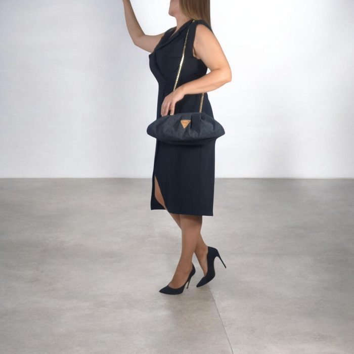 Χειροποίητη γυναικεία τσάντα ώμου πουγκί Bucket Bag από μαύρο φελλό με χρυσή αλυσίδα anifantou