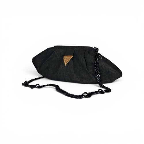 Χειροποίητη γυναικεία τσάντα πουγκί (bucket bag) από φυσικό μαύρο φελλό με μαύρη κοκάλινη αλυσίδα, δημιουργία της Anifantou.