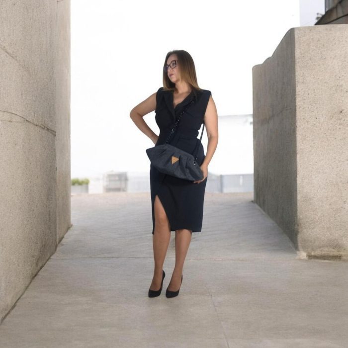 Χειροποίητη γυναικεία τσάντα πουγκί (bucket bag) από φυσικό μαύρο φελλό με μαύρη κοκάλινη αλυσίδα, δημιουργία της Anifantou.