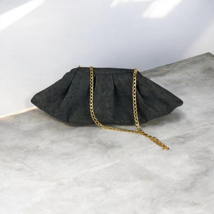 Χειροποίητη γυναικεία τσάντα ώμου πουγκί Bucket Bag από μαύρο φελλό με χρυσή αλυσίδα anifantou