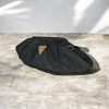Χειροποίητη γυναικεία τσάντα πουγκί (bucket bag) από φυσικό μαύρο φελλό με μαύρη κοκάλινη αλυσίδα, δημιουργία της Anifantou.