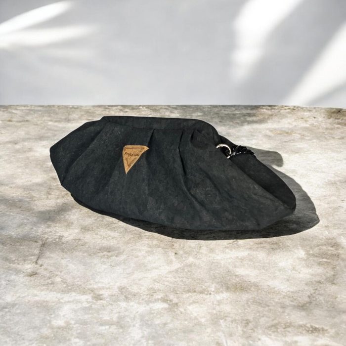 Χειροποίητη γυναικεία τσάντα πουγκί (bucket bag) από φυσικό μαύρο φελλό με μαύρη κοκάλινη αλυσίδα, δημιουργία της Anifantou.