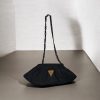 Χειροποίητη γυναικεία τσάντα πουγκί (bucket bag) από φυσικό μαύρο φελλό με μαύρη κοκάλινη αλυσίδα, δημιουργία της Anifantou.