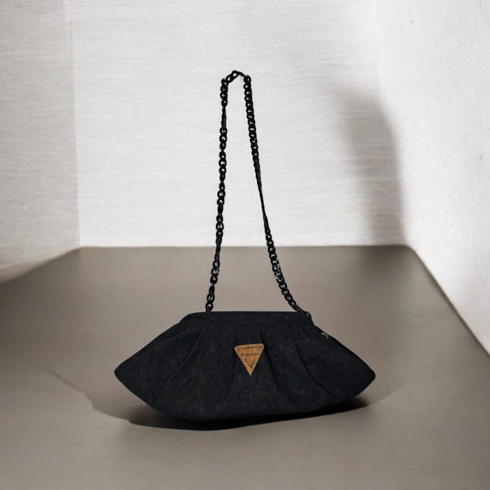 Χειροποίητη γυναικεία τσάντα πουγκί (bucket bag) από φυσικό μαύρο φελλό με μαύρη κοκάλινη αλυσίδα, δημιουργία της Anifantou.
