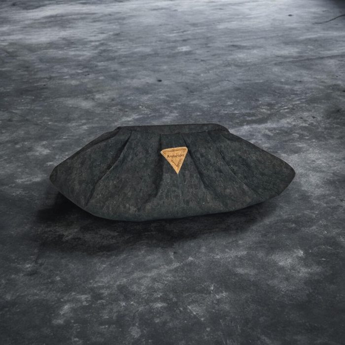 Χειροποίητη γυναικεία τσάντα πουγκί (bucket bag) από φυσικό μαύρο φελλό με μαύρη κοκάλινη αλυσίδα, δημιουργία της Anifantou.