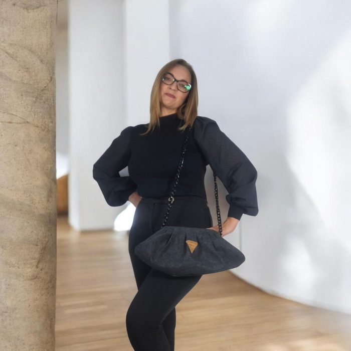 Χειροποίητη γυναικεία τσάντα πουγκί (bucket bag) από φυσικό μαύρο φελλό με μαύρη κοκάλινη αλυσίδα, δημιουργία της Anifantou.