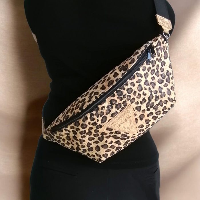 Χειροποίητη γυναικεία τσάντα μπανάννα crossbody Ψέριμος από φελλό leopard με μαύρο βαμβακερό ιμάντα Ανυφαντού