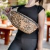 Χειροποίητη γυναικεία τσάντα μπανάννα crossbody Ψέριμος από φελλό leopard με μαύρο βαμβακερό ιμάντα Ανυφαντού