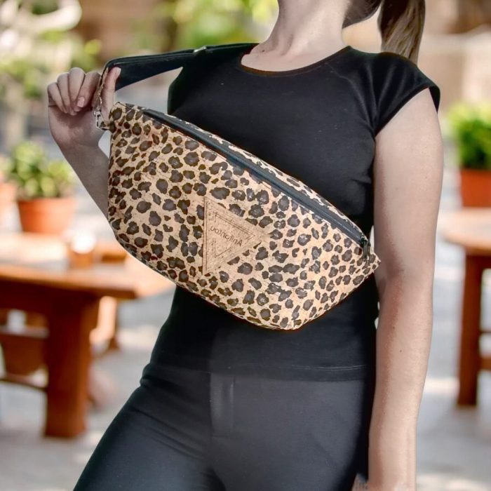 Χειροποίητη γυναικεία τσάντα μπανάννα crossbody Ψέριμος από φελλό leopard με μαύρο βαμβακερό ιμάντα Ανυφαντού