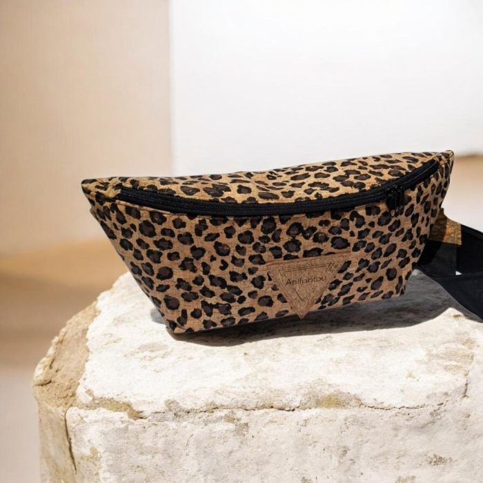 Χειροποίητη γυναικεία τσάντα μπανάννα crossbody Ψέριμος από φελλό leopard με μαύρο βαμβακερό ιμάντα Ανυφαντού